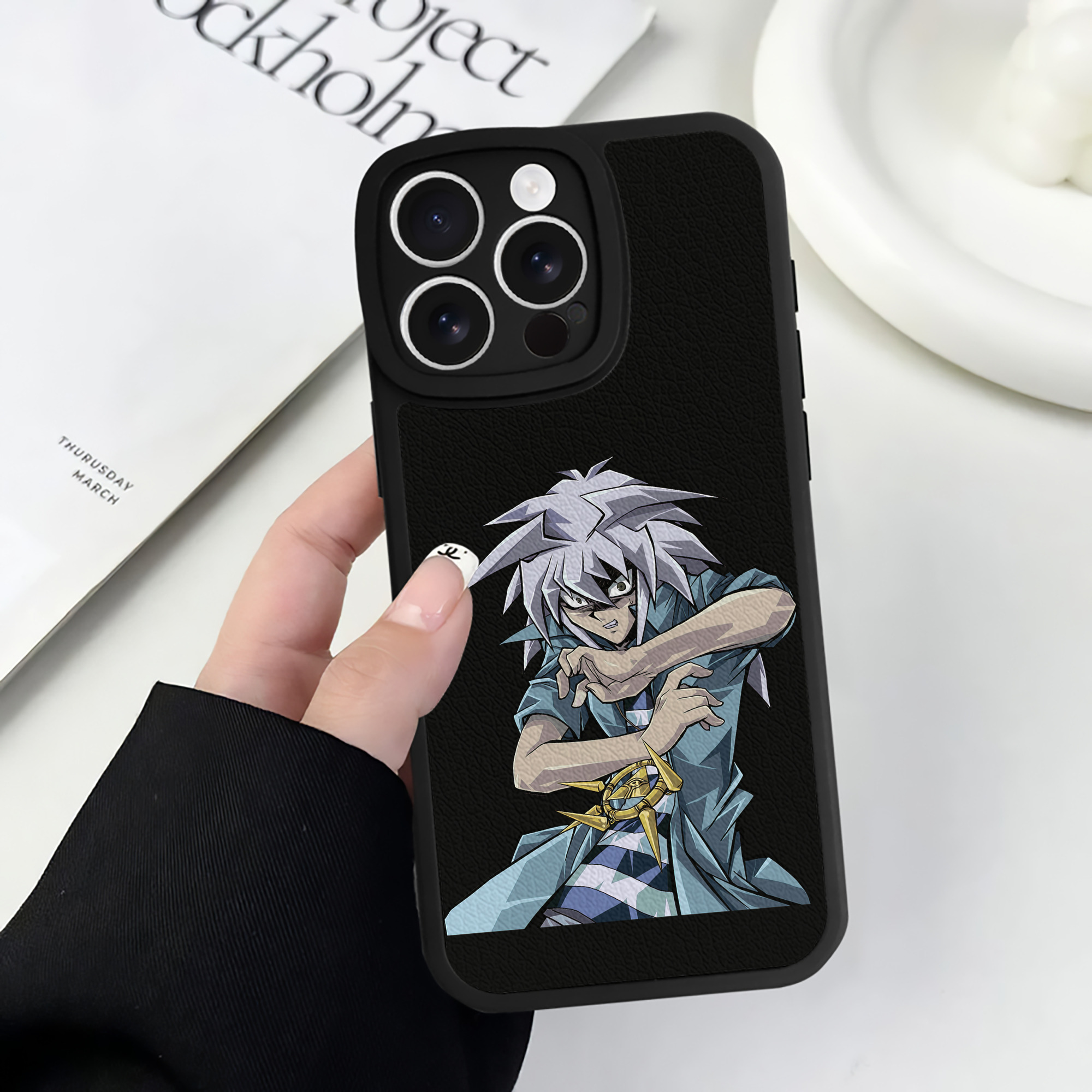 （画像用） 遊☆戯☆王 Yu-Gi-Oh! 【iPhone 16シリーズ対応】シリコンスマホケース（レザー調） 材質：シリコン